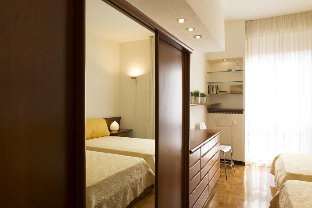 Fiera Monterosa 11 Apartment ميلان الغرفة الصورة